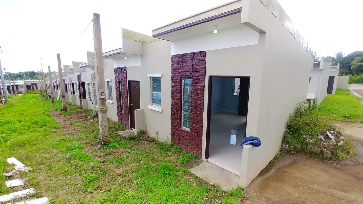 2BR Townhouse Near Schools and Markets in Valencia