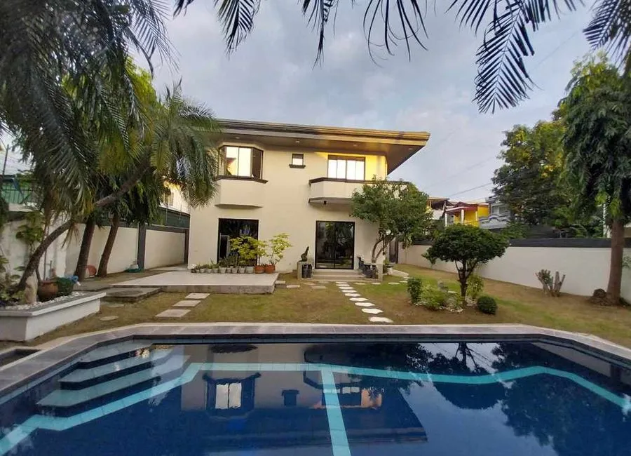 Luxe 5BR House with Pool in Las Piñas