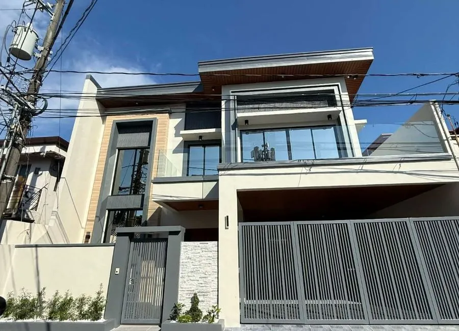 Elegant 5-Bedroom House and Lot in Las Piñas